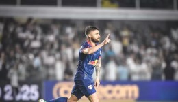 Sob protestos da torcida, Santos é derrotado pelo Bragantino no Brasileirão