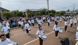 Comunidade lota avenida central no Desfile Cívico de 7 de Setembro