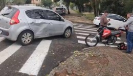 Colisão entre carro e motocicleta deixa jovem ferida