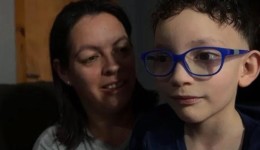 Mãe cancela viagem após filho passar mal e os dois escapam de acidente que matou 23 pessoas
