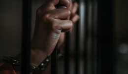 Homem com mandado de prisão é detido após furto de celular da ex