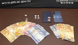 Mulher é presa por tráfico de drogas durante operação policial