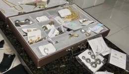 Taxista encontra R$ 5 mil em semijoias dentro de caixa perdida na rua