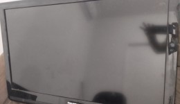 Televisão é abandonada na rua e recolhida pela polícia durante a madrugada