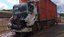 Motorista fica preso nas ferragens em colisão traseira entre caminhão e carreta
