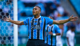 Com três de Carlos Vinícius, Grêmio goleia o São Luiz e dorme na liderança do grupo B do Gauchão