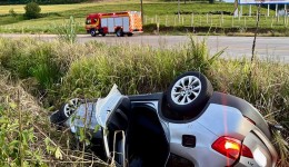Capotamento deixa casal cerqueirense ferido na BR-163