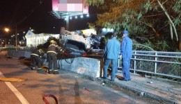 Mulher de 27 anos morre após capotar veículo e parar em cima de mureta de proteção