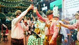 Oktoberfest reforça testes de metanol em bebidas após casos no país