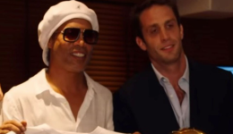 Ronaldinho Gaúcho é apresentado pelo Ravenna e planeja retorno aos gramados