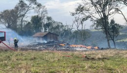 Fogo em vegetação se espalha e atinge galpão no interior