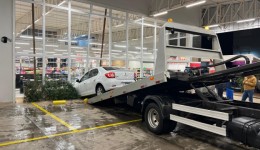 Carro invade mercado após motorista esquecer de acionar freio de mão
