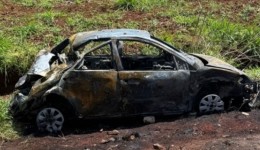 Duas pessoas morrem após carro capotar e pegar fogo na SC-480