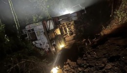 Caminhão sai da pista e capota em ribanceira na SC-155