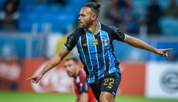 Grêmio vence Palestino e segue na briga pela liderança do grupo na Sul-Americana