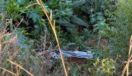 Motorista sai ileso após carro despencar de ribanceira no interior