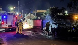 Veículo fica destruído após incêndio durante a madrugada no bairro Júpiter