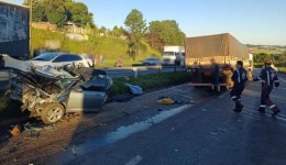 Casal de jovens morre após carro ser prensado por carretas na BR-376, no Paraná