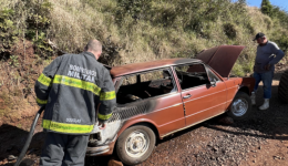 Brasília pega fogo no interior de Saudades e incêndio é controlado por populares