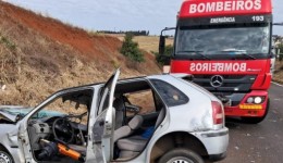Motorista fica preso às ferragens após acidente entre carro e trator