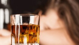 PF investiga fábrica suspeita de produzir bebidas adulteradas com metanol em SC