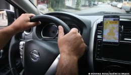 1,7 milhão de brasileiros trabalharam por plataformas digitais com renda acima da média em 2024, diz IBGE