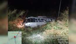 Capotamento de micro-ônibus deixa três mortos e 14 feridos no interior de SP