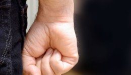 Homem é preso por furto e lesão corporal após desentendimento em praça