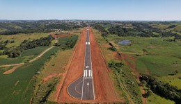 Aeroporto Municipal passa por modernização com instalação de PAPI e balizamento noturno