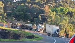 Motorista morre após colisão envolvendo três caminhões