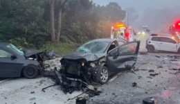 Ultrapassagem proibida causa acidente com cinco veículos em SC