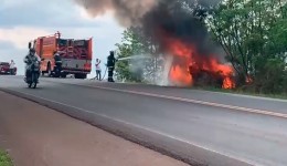 Caminhonete é destruída por incêndio na BR-163