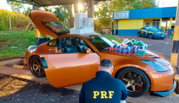Homem foge após pedir para ir ao banheiro e abandona carro esportivo com carga milionária de celulares e medicamentos