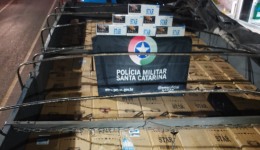 Polícia Militar apreende caminhão com 109 mil maços de cigarros contrabandeados