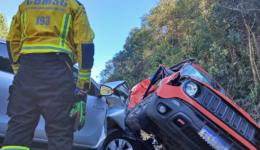 Mulher fica presa às ferragens após acidente com três veículos e é resgatada de helicóptero