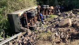 Carreta sai da pista e cai em ribanceira na SC 492