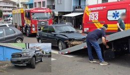 Colisão entre caminhonete argentina e carro brasileiro é registrada na Rua Goiás