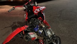 Motociclista fica ferido após colisão com carreta