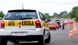 Fim da obrigatoriedade de aulas em autoescolas pode afetar até 270 mil profissionais, diz Feneauto