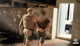 Casal é preso por tráfico de drogas e abandono de incapaz no bairro Andreatta