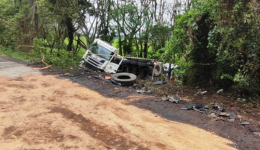 Carreta com 57 mil litros de gasolina cai em ribanceira após colisão no Oeste de SC
