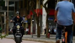Mulher morre em moto elétrica em SP e caso expõe dúvidas sobre novas regras de 2026