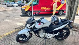 Condutora de moto fica ferida após colisão com carro