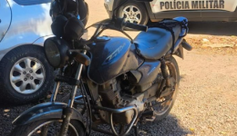 Motocicleta furtada de residência é recuperada abandonada em Itapiranga