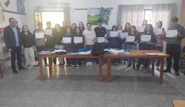 Projeto "Entre Linhas e Agulhas" certifica 21 jovens em curso de Corte e Costura