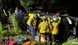 Motorista abandona companheira grávida e amigo após capotar carro no interior