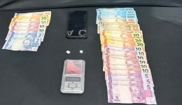 Dois homens são conduzidos à delegacia por tráfico de drogas