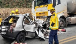 Colisão entre automóvel e carreta deixa quatro mortos na BR-470