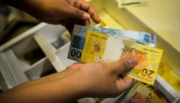 Governo propõe salário mínimo de R$ 1.717 em 2027