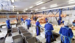Trabalhadora de frigorífico será indenizada por sofrer humilhações e ter alimentos jogados durante expediente